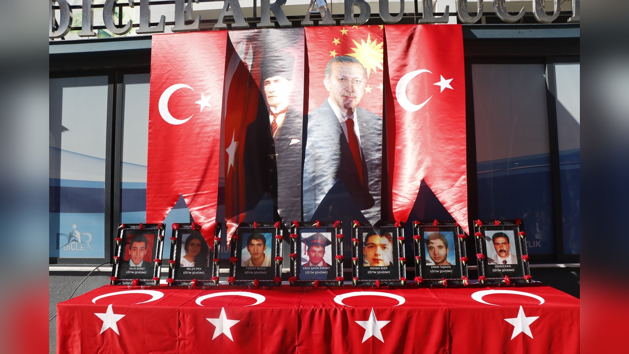 Diyarbakır'daki Bombalı Saldırıda Hayatını Kaybedenler Anıldı