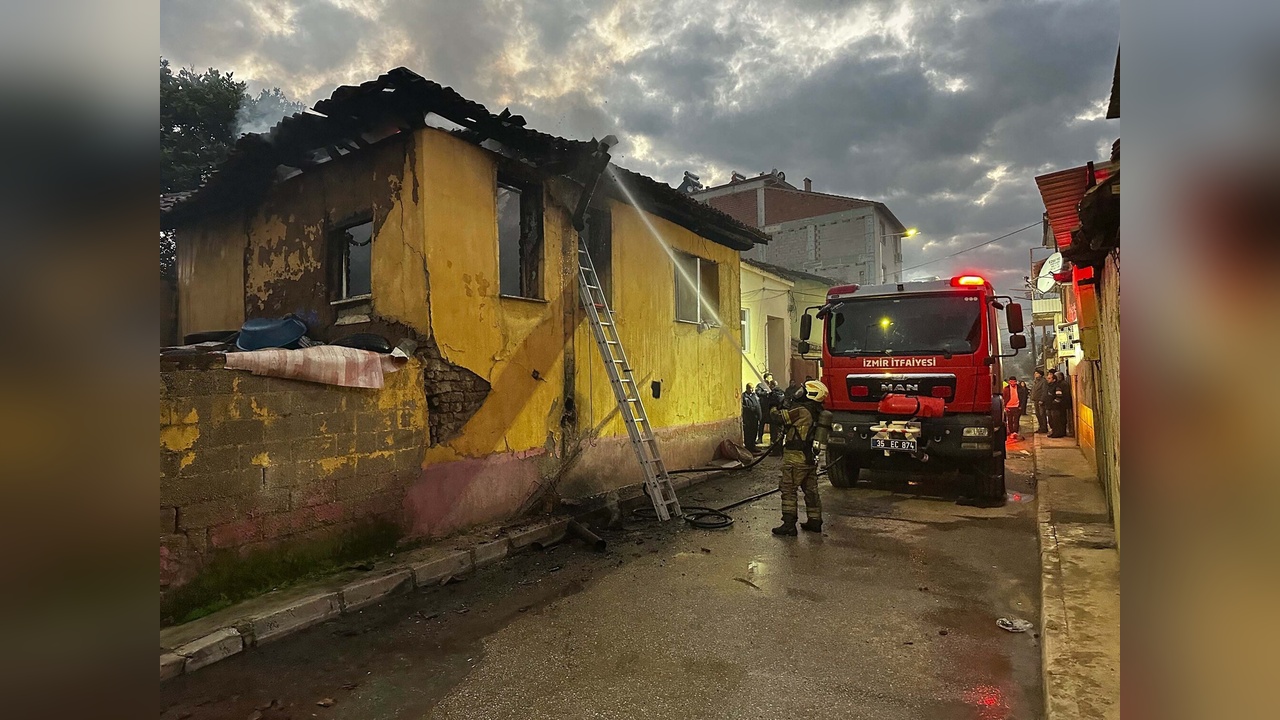 İzmir'de Bacadan Çıkan Yangın, 6 Kardeşi Dumandan Etkiledi
