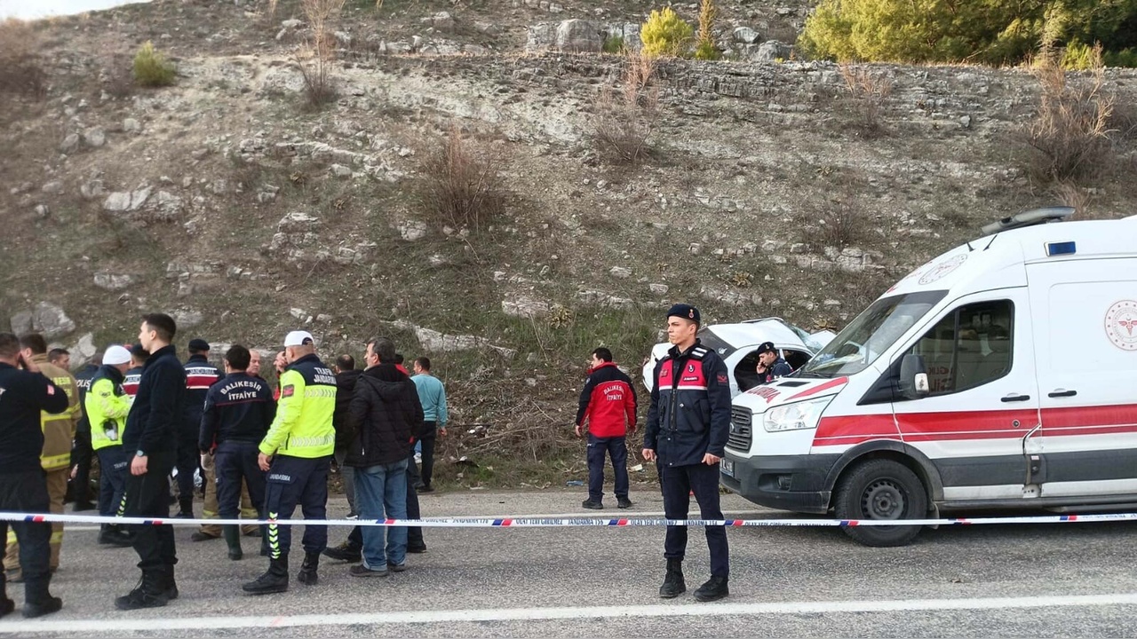 Balıkesir'de Midibüs ile Otomobil Çarpıştı: İki Kişi Hayatını Kaybetti