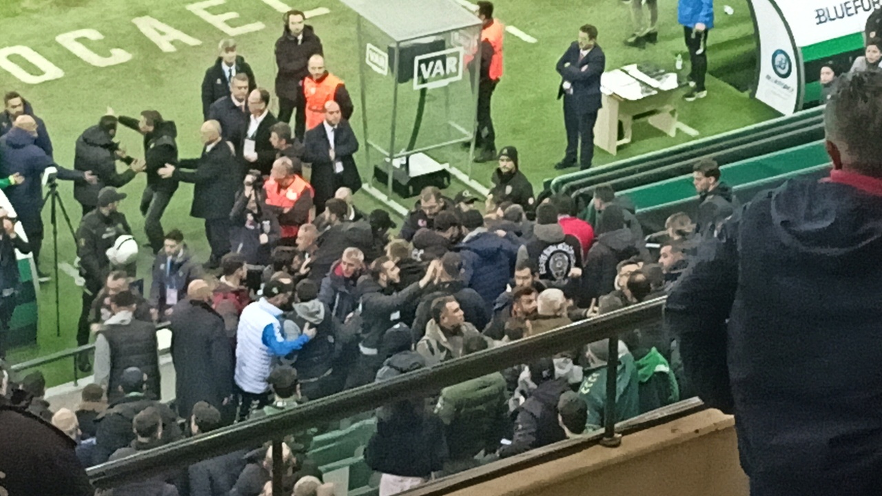 Kocaelispor ve Iğdır FK Maçında Olaylar Çıktı: Bir Polis Yaralı