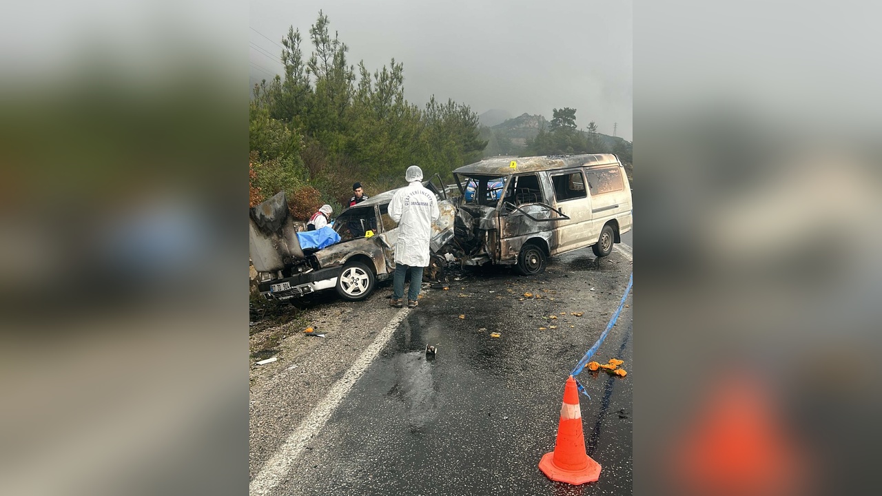 Otomobil Minibüsle Çarpıştı: 1 Kişi Hayatını Kaybetti, 3 Yaralı