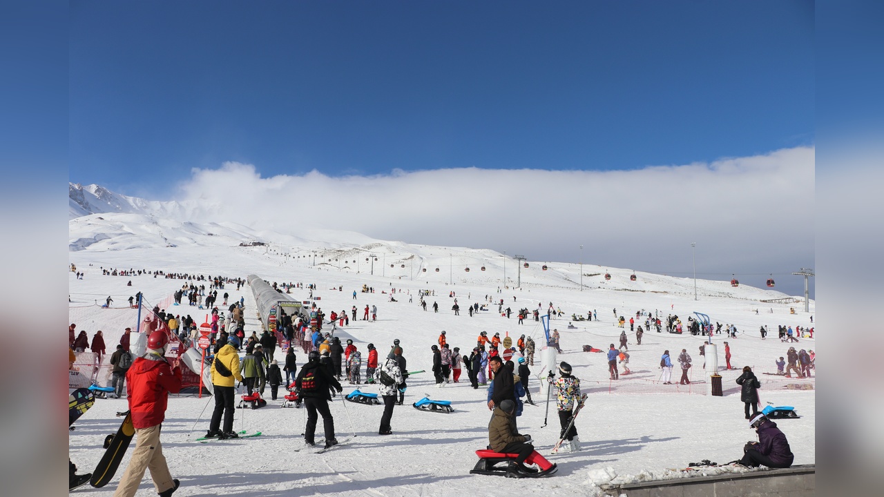 Erciyes Kayak Merkezi'nde Hafta Sonu Kalabalığı