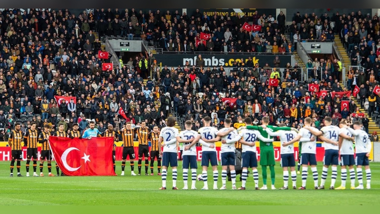 Acun Ilıcalı, Hull City-Leeds United Maçında Türk Bayrağını Vurguladı