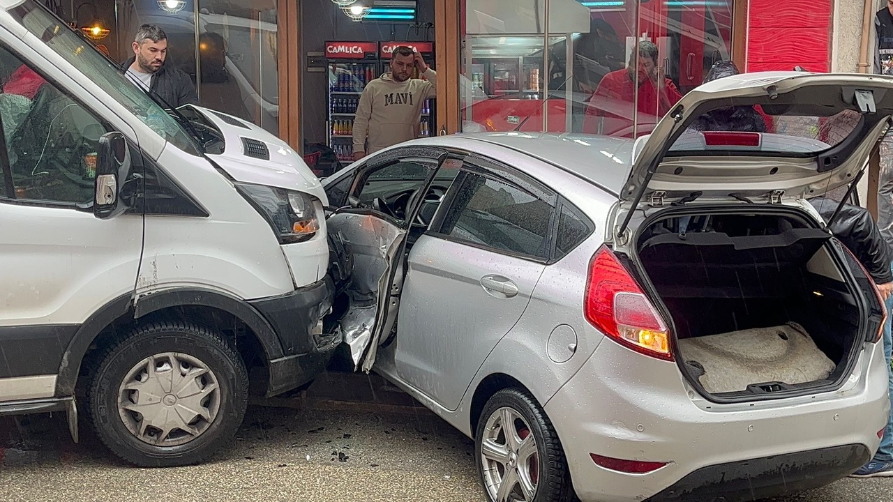 Ehliyetsiz Sürücü Polisten Kaçarken Kaza Yaptı