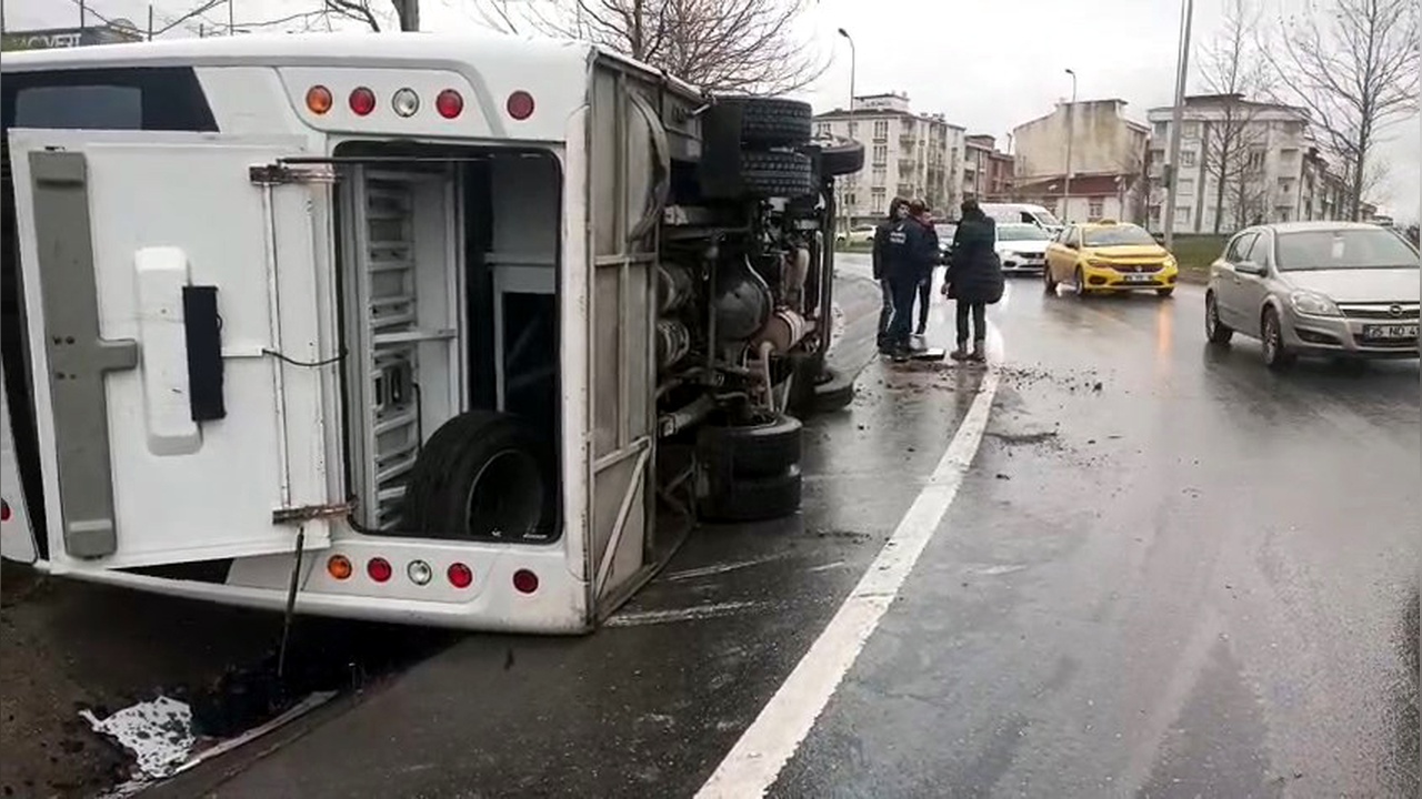 Esenyurt'ta Midibüs Devrildi: Şoför Kontrolü Kaybetti