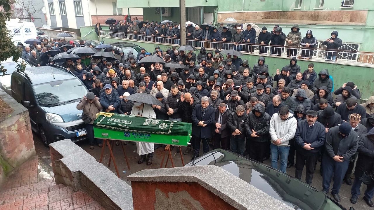 Emekli Öğretmen Son Yolculuğuna Uğurlandı