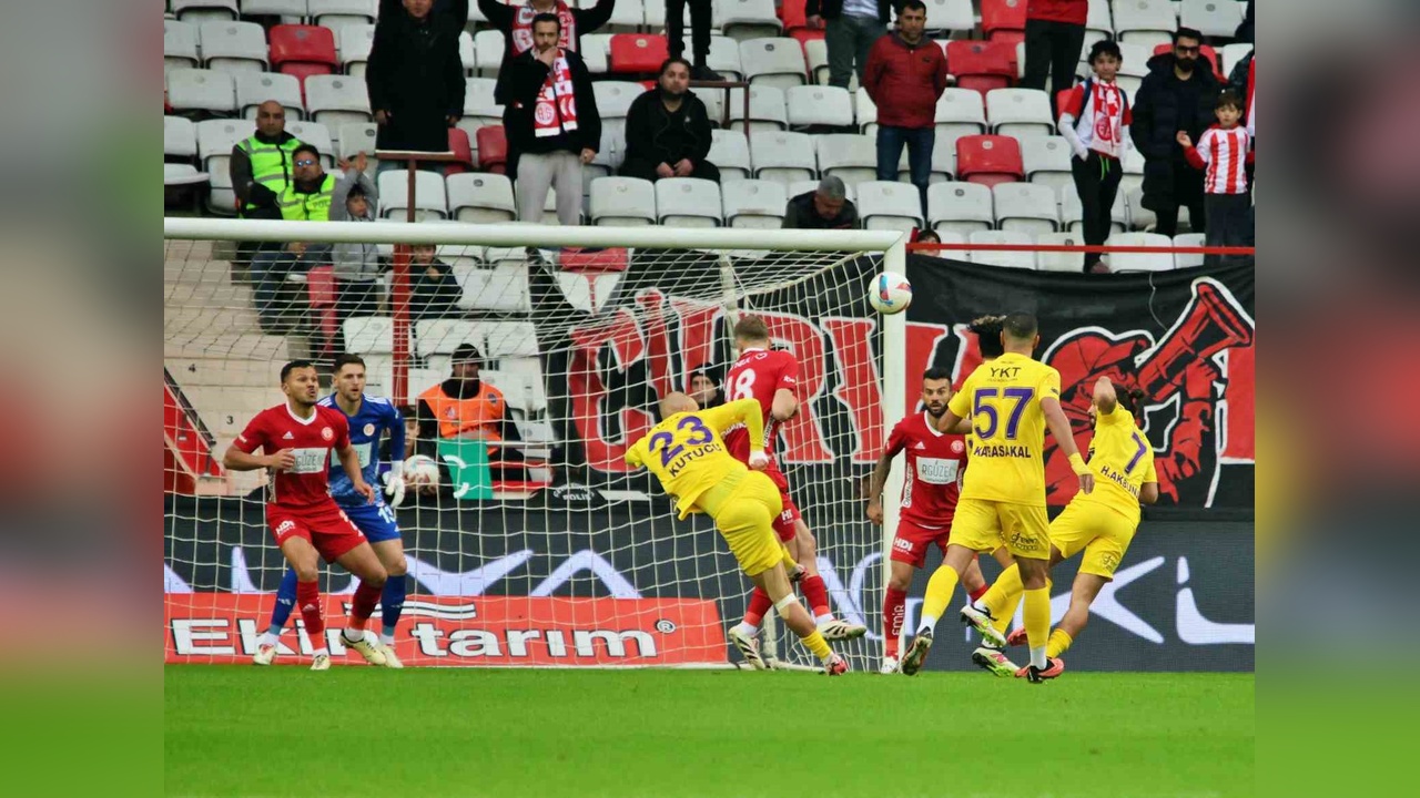 Eyüpspor, Antalyaspor'u İlk Yarıda Geride Bıraktı