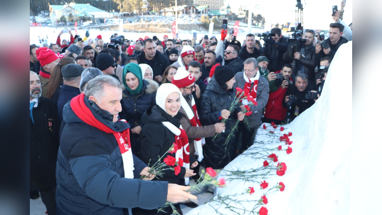 Sarıkamış'ta Kardan Heykeller Sergisi Ziyarete Açıldı