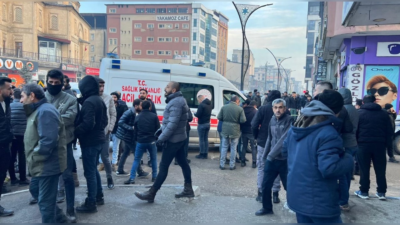 Yüksekova'da Bıçaklı Kavga Sonucu Üç Kişi Yaralandı