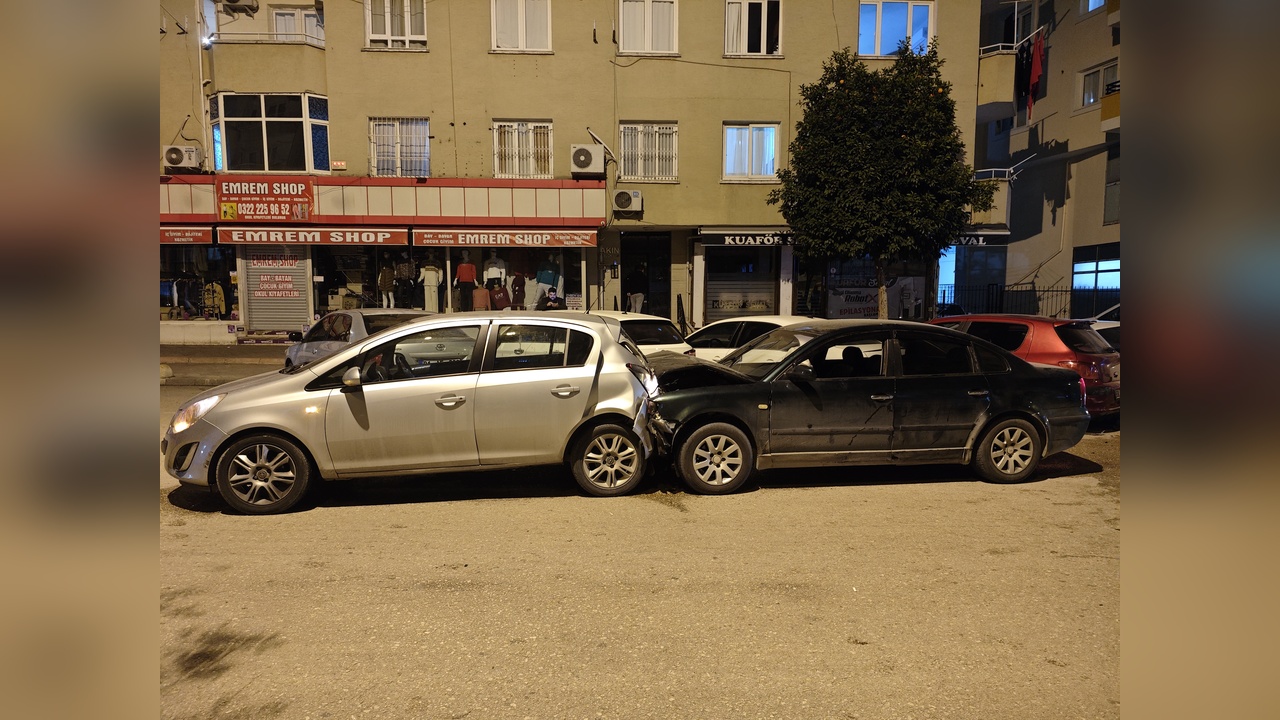 Adana'da Trafik Kazası: Park Halindeki Araçlara Çarpan Otomobilde Üç Yaralı