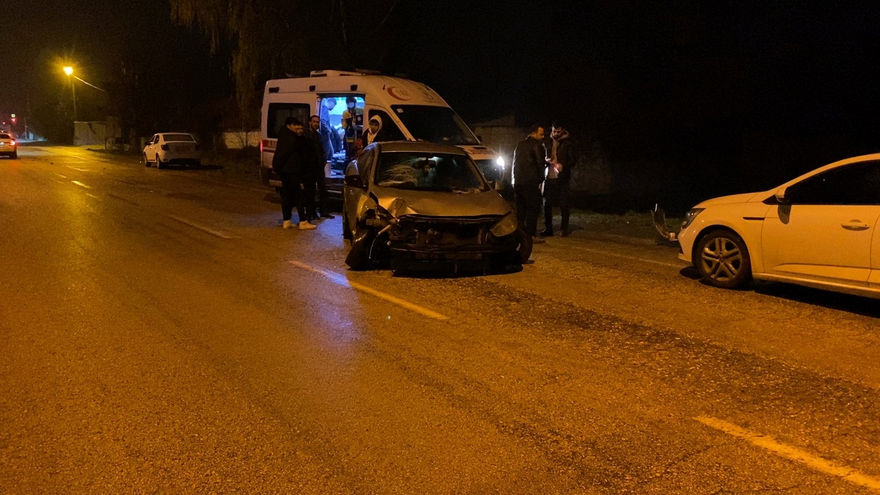 Bursa'da Trafik Kazası: Refüje Çarpan Araç Karşı Şeride Geçti