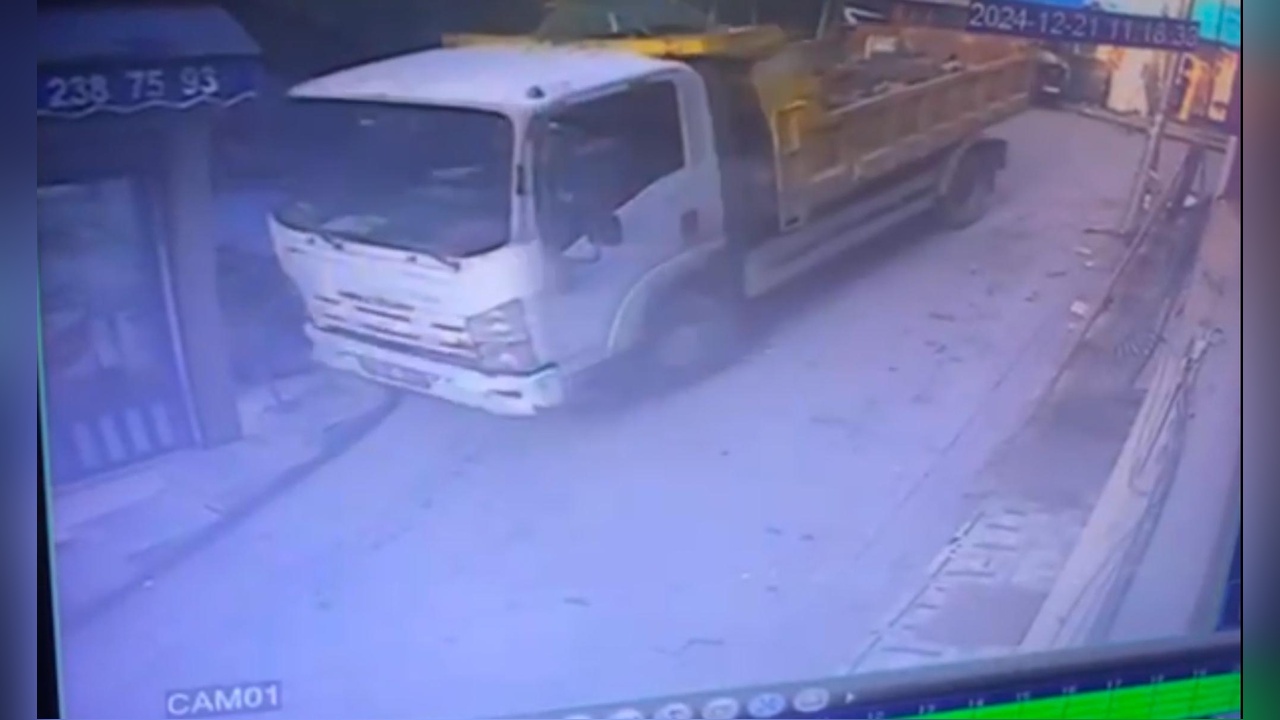 Beyoğlu'nda Kamyonet Marketi Çarptı, Sürücü Geçmiş Olsun Diledi