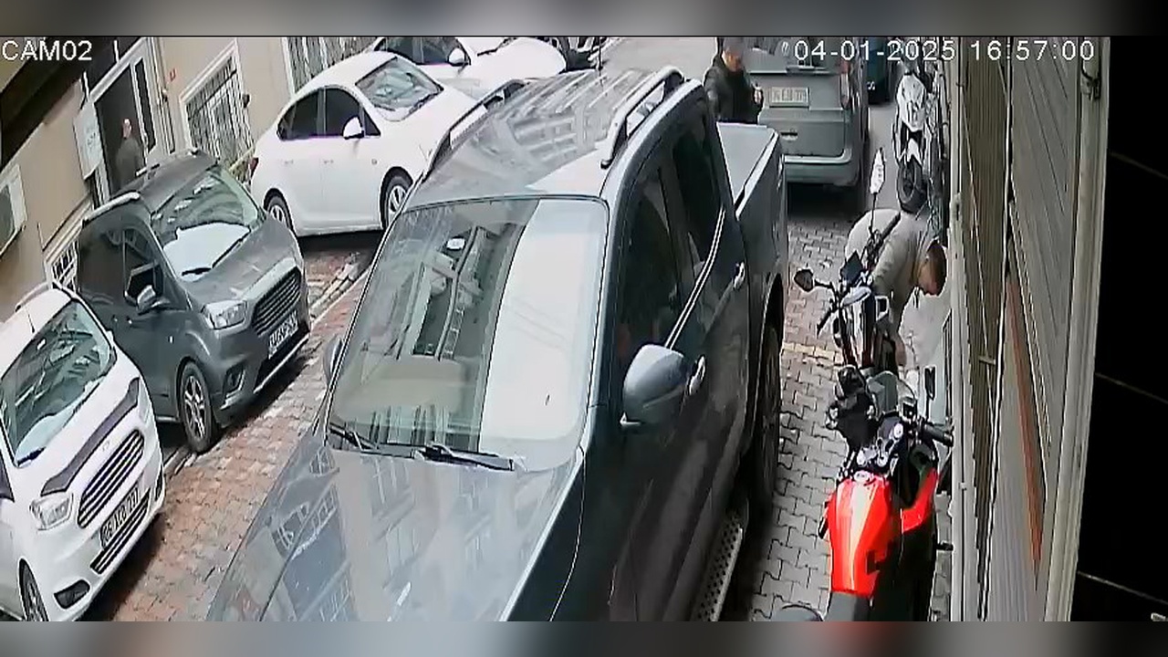 Esenyurt'ta Motosiklet Hırsızlığı Güvenlik Kamerasında Görüntülendi