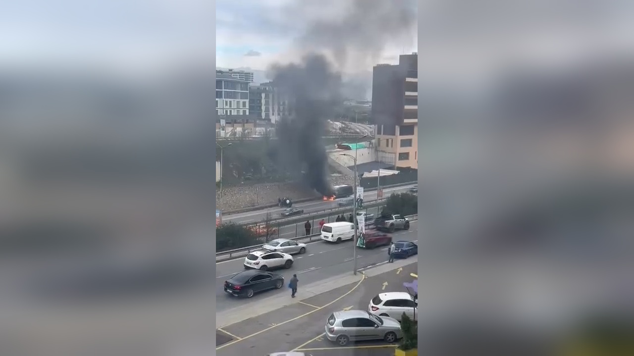 Pendik'te Seyir Halindeki Tur Minibüsü Alev Alev Yandı