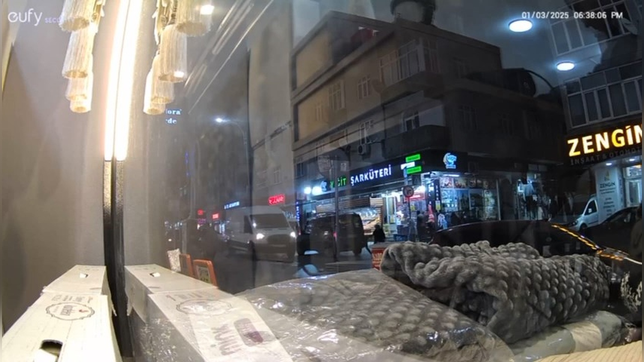 Sultangazi'de Servis Minibüsü Kazası: İki Genç Yaralandı