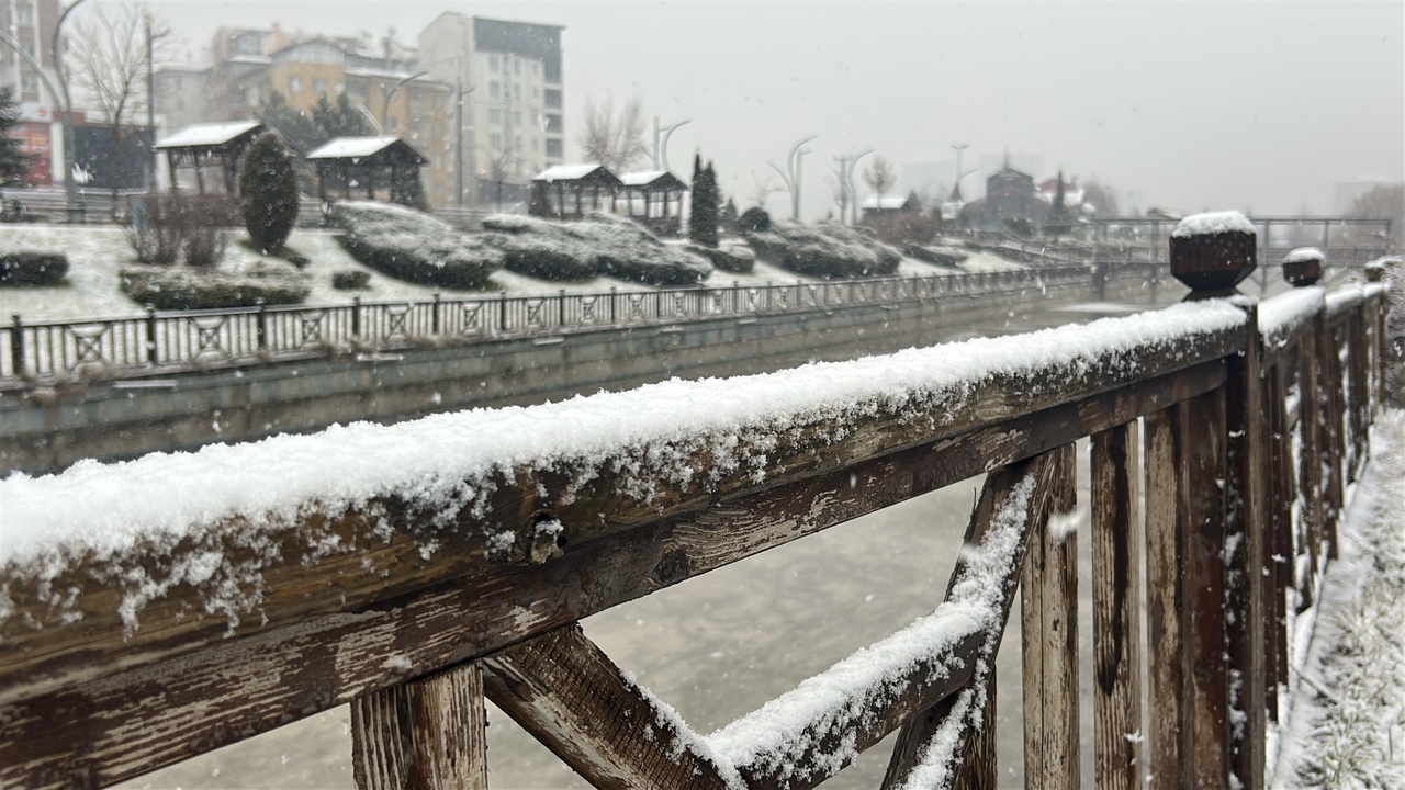 Sivas'ta Yoğun Kar Yağışı Etkili Oluyor