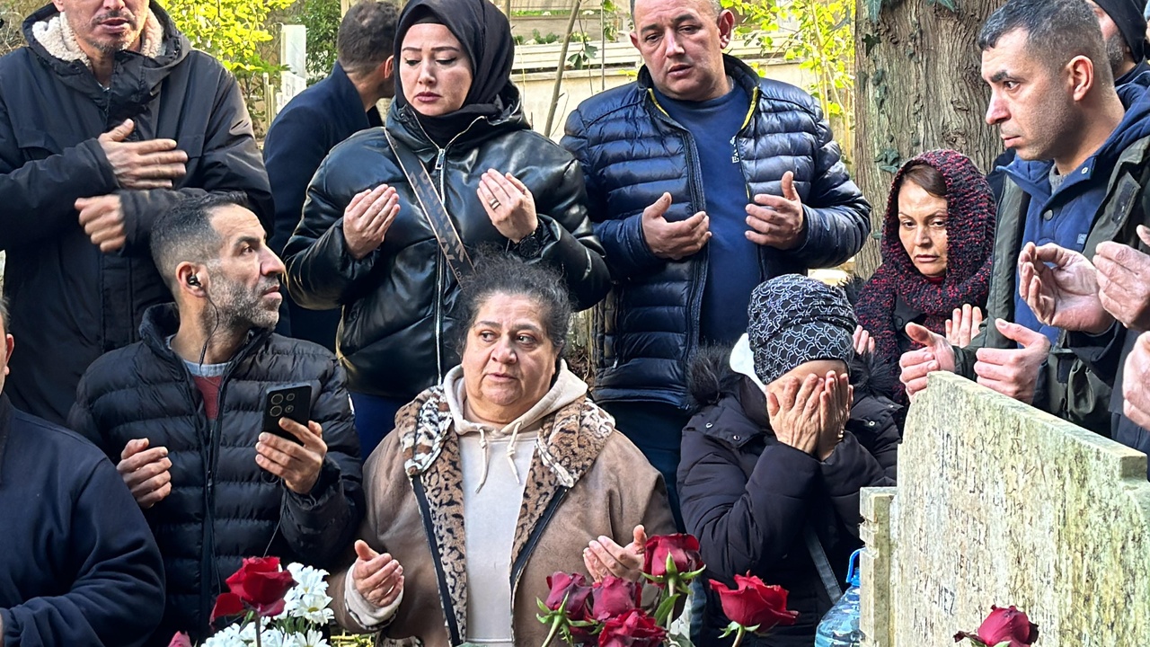 Ferdi Tayfur'un Kabri Ziyaretçi Akınına Uğradı