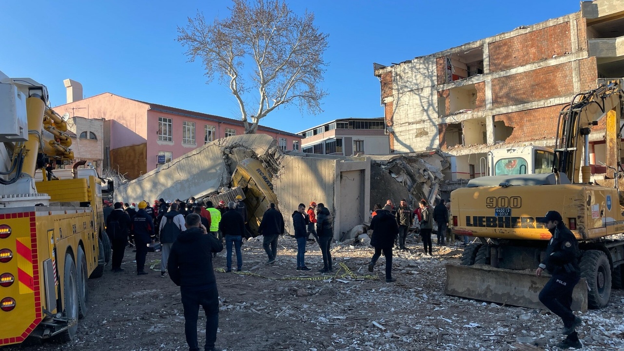 Uşak'ta Yıkım Sırasında İş Makinesi Operatörü Göçükte Kaldı