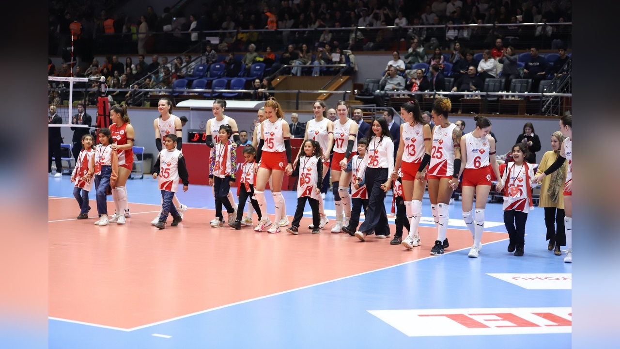 Aras Kargo Spor Kulübü'nde Voleybol Keyfi: Çocuklar Soğan Torbasıyla Oynadı