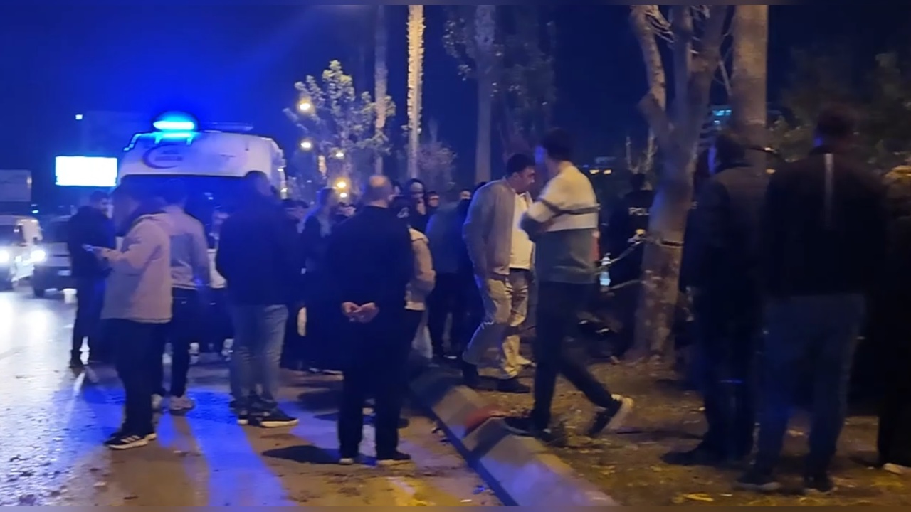 Otomobil Direğe Çarptı: Kaza Sonucu Bir Ölü, İki Yaralı