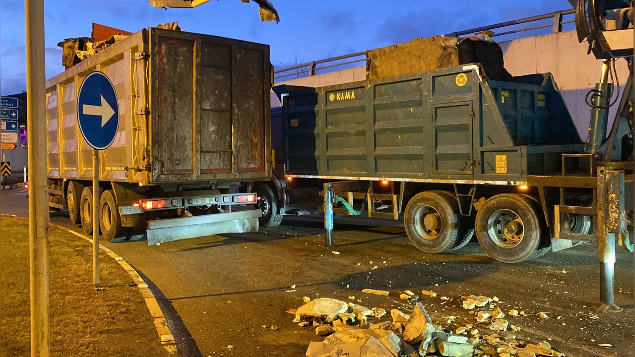 Kamyon Alt Geçitte Takıldı, Geri Dönüşüm Malzemeleri Yola Saçıldı