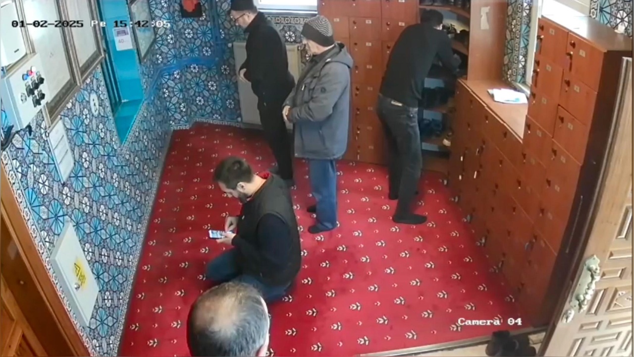 Beyoğlu'nda Camide Ayakkabı Hırsızlığı Gerçekleşti