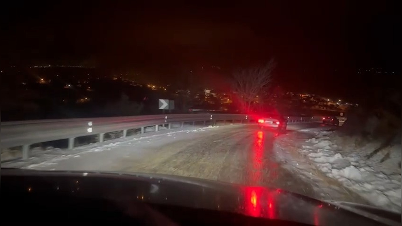 Elazığ'da Kayak Merkezi Yolunda Mahsur Kalan Araçlar Kurtarıldı