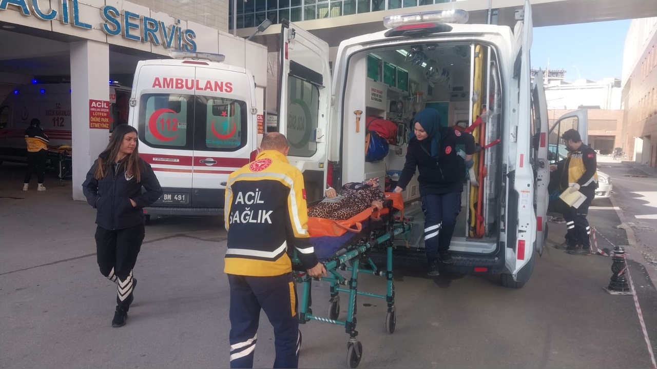 Yolcu Otobüsü TIR'a Çarptı, 8 Kişi Yaralandı