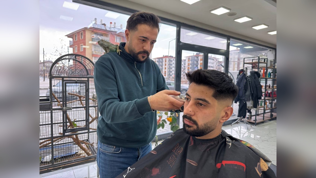 Iguana ile Tıraş: Sıradışı Bir Kuaför Deneyimi