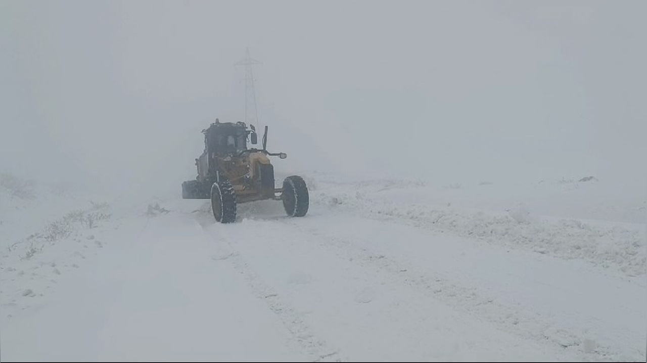 Siirt'te Kış Koşulları Ulaşımı Zorlaştırdı: 32 Köy Yolu Kapandı