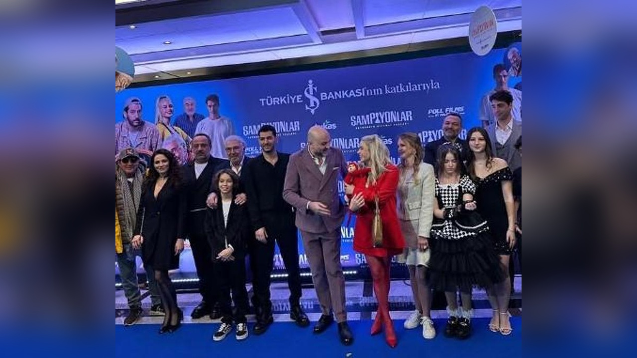 Büşra Pekin'in Gala Tarzı Göz Doldurdu