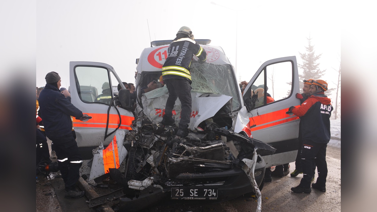 Ambulans TIR'a Çarptı: Üç Sağlık Görevlisi Yaralandı