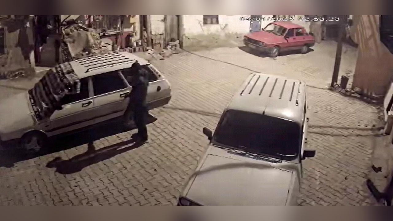 Hırsız, 4 Dakikada Otomobilin Ses Sistemini Çaldı