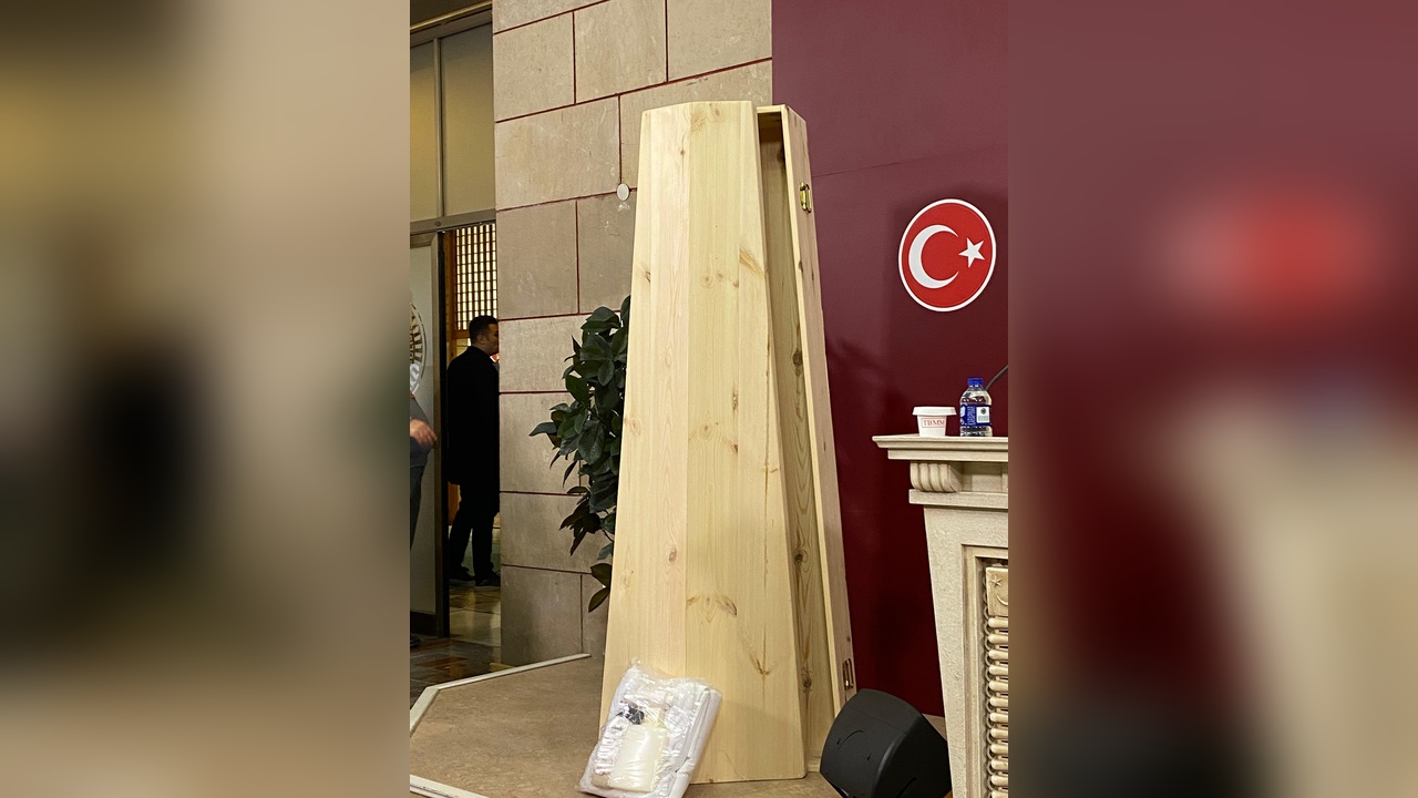 Gökçek, Tabutla Basın Toplantısı Düzenledi