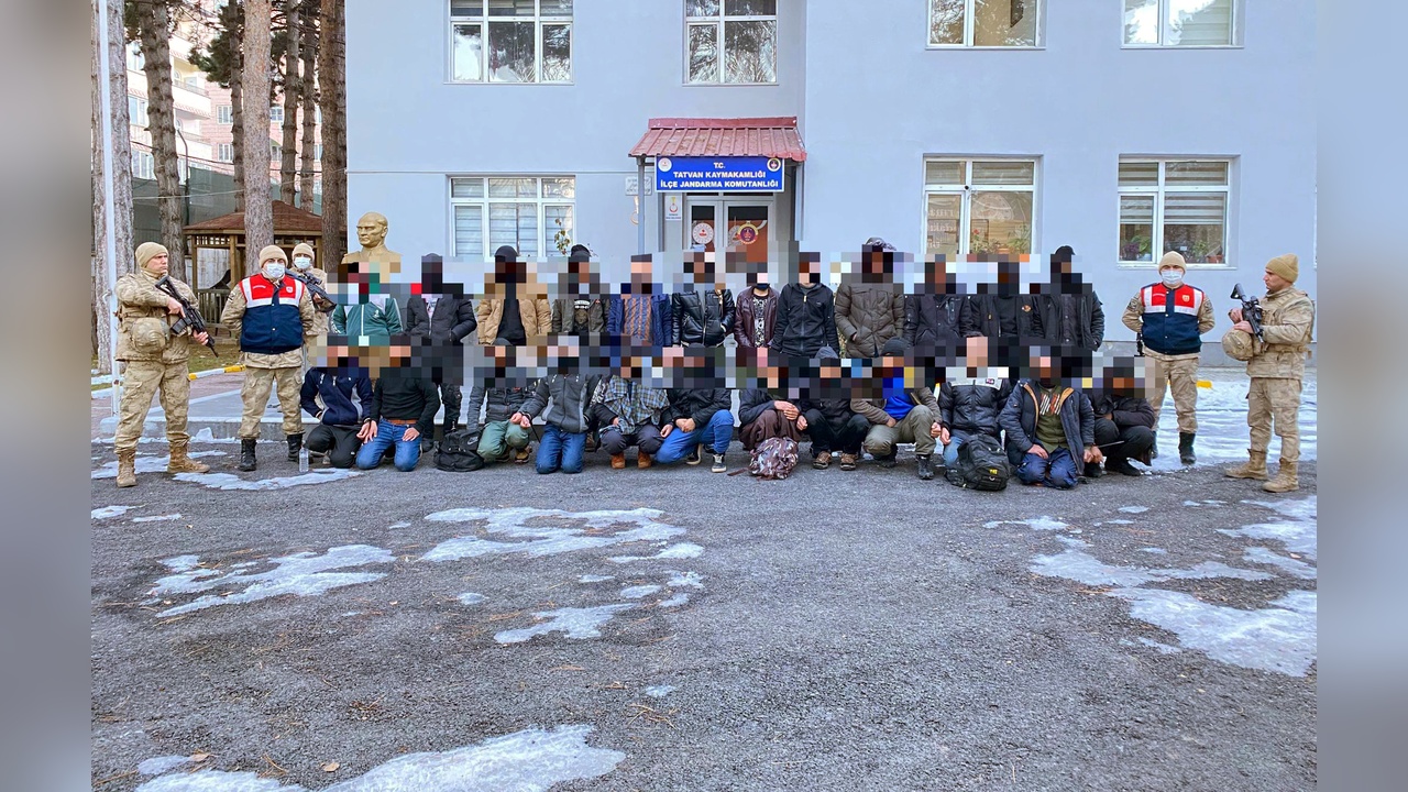 Bitlis'te Kaçak Göçmen Operasyonu: 24 Kişi Yakalandı