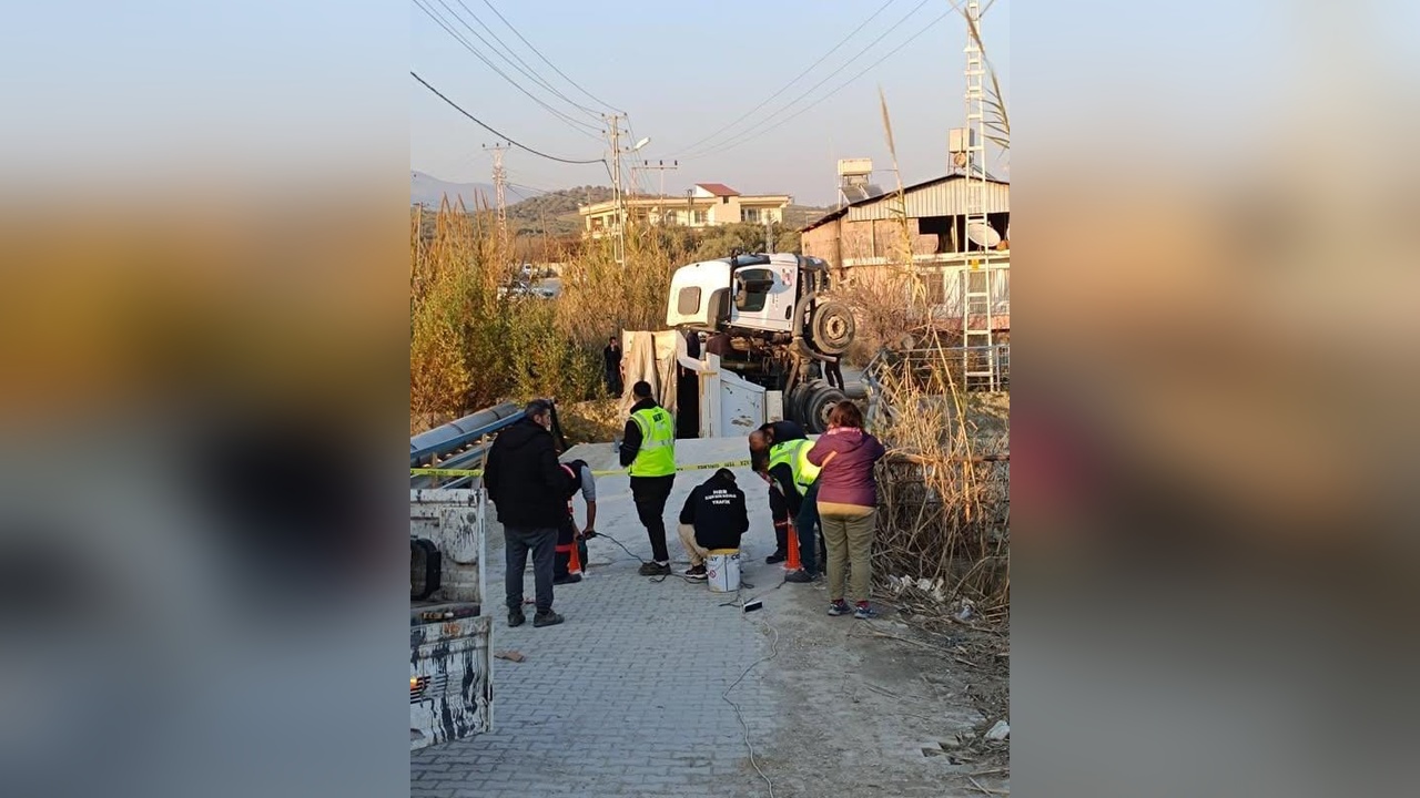 Köprü Çökmesi Sonucu Kamyon Dereye Düştü