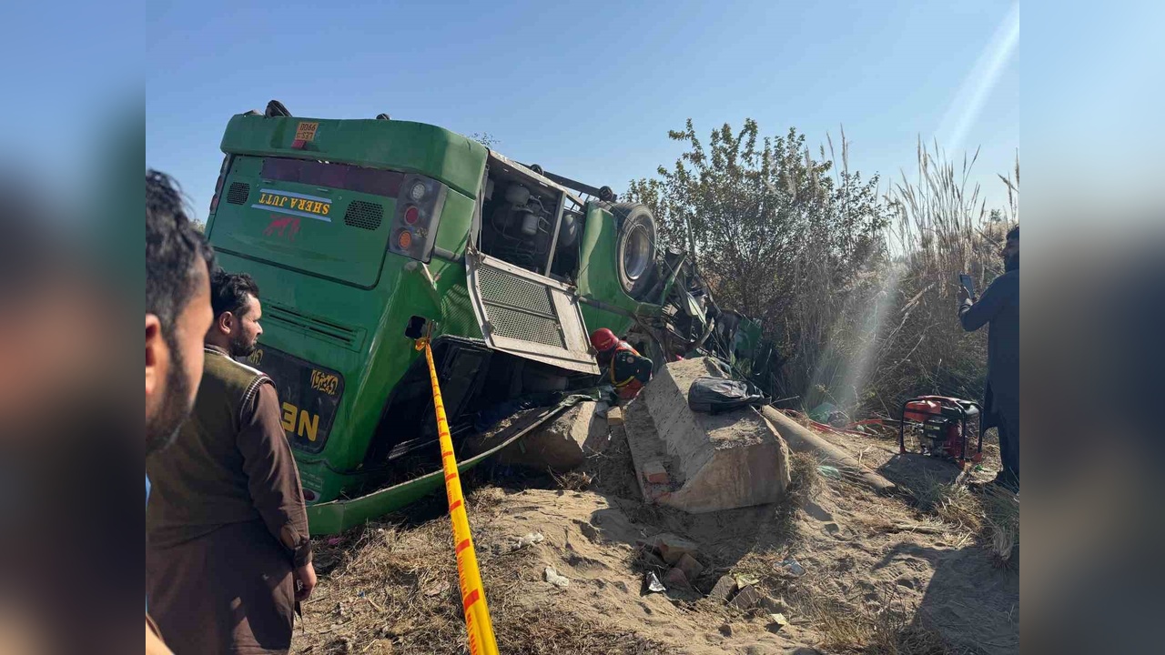 Pakistan'da Yolcu Otobüsü Devrildi: Altı Kişi Hayatını Kaybetti