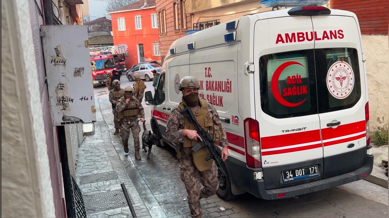 Beyoğlu'nda Bıçakla İntihar Girişimi: Özel Harekat Polisi Müdahale Etti