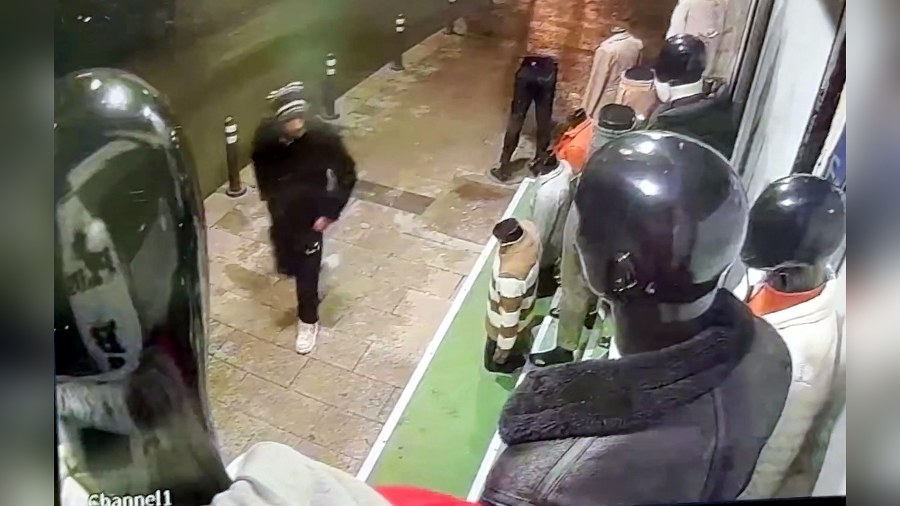 Avcılar'da Cansız Manken Hırsızlığı: Olay Anı Kamerada