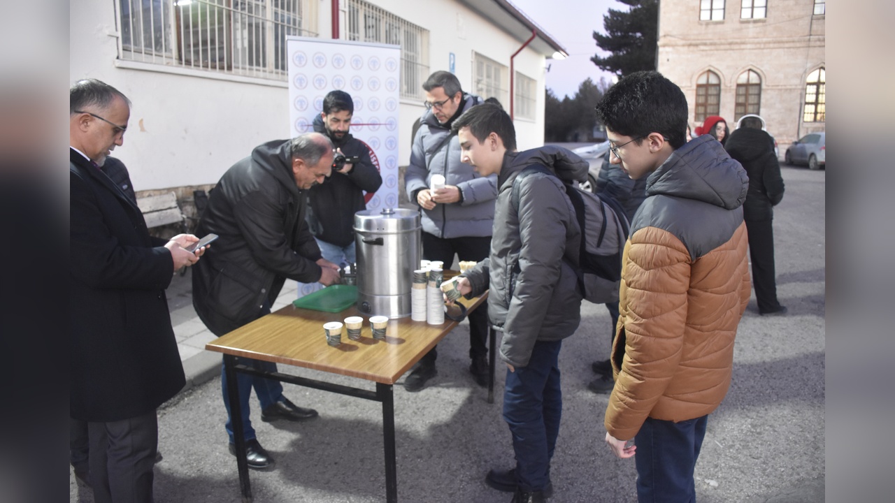 Sivas'ta Öğrenciler Soğuk Hava Yerine Sıcak Bir Karşılamayla Buluştu