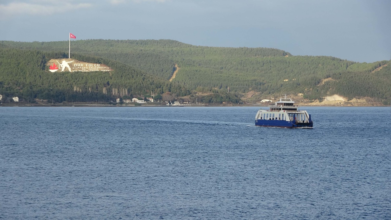 Çanakkale'de Fırtına Nedeniyle Feribot Seferleri İptal Edildi