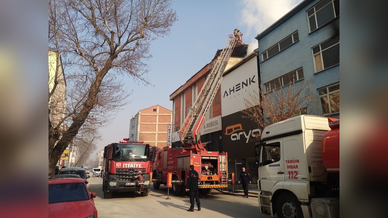 Mobilya İmalathanesinde Yangın: Çatı Kül Oldu