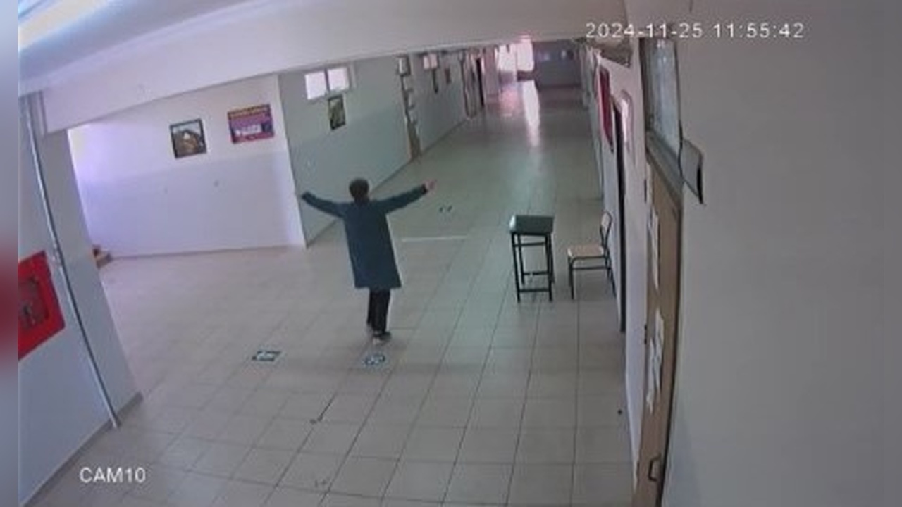 Silvan'da Nöbetçi Öğrenciden Renkli Anlar: Koridorda Halay Çekildi