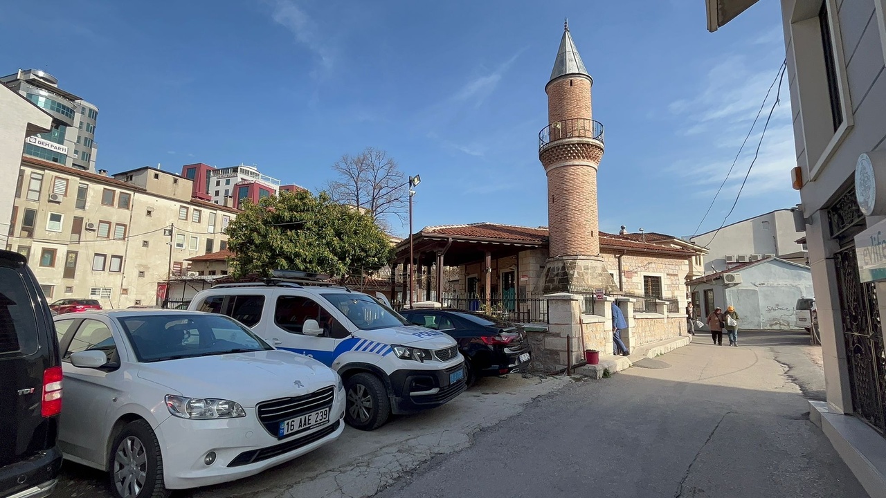 Tarihi Camiden Amfi Hırsızlığı
