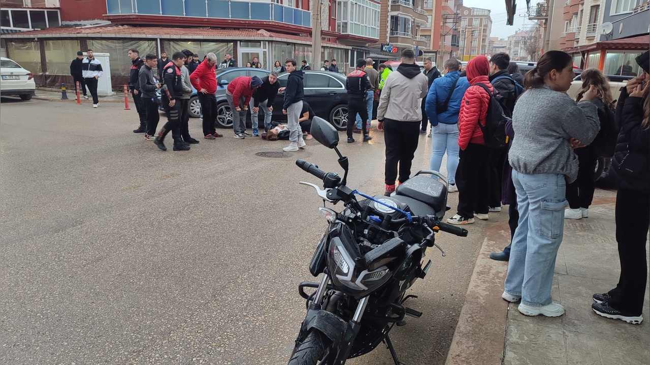 Otomobil ve Motosiklet Çarpışması Sonucu İki Kişi Yaralandı
