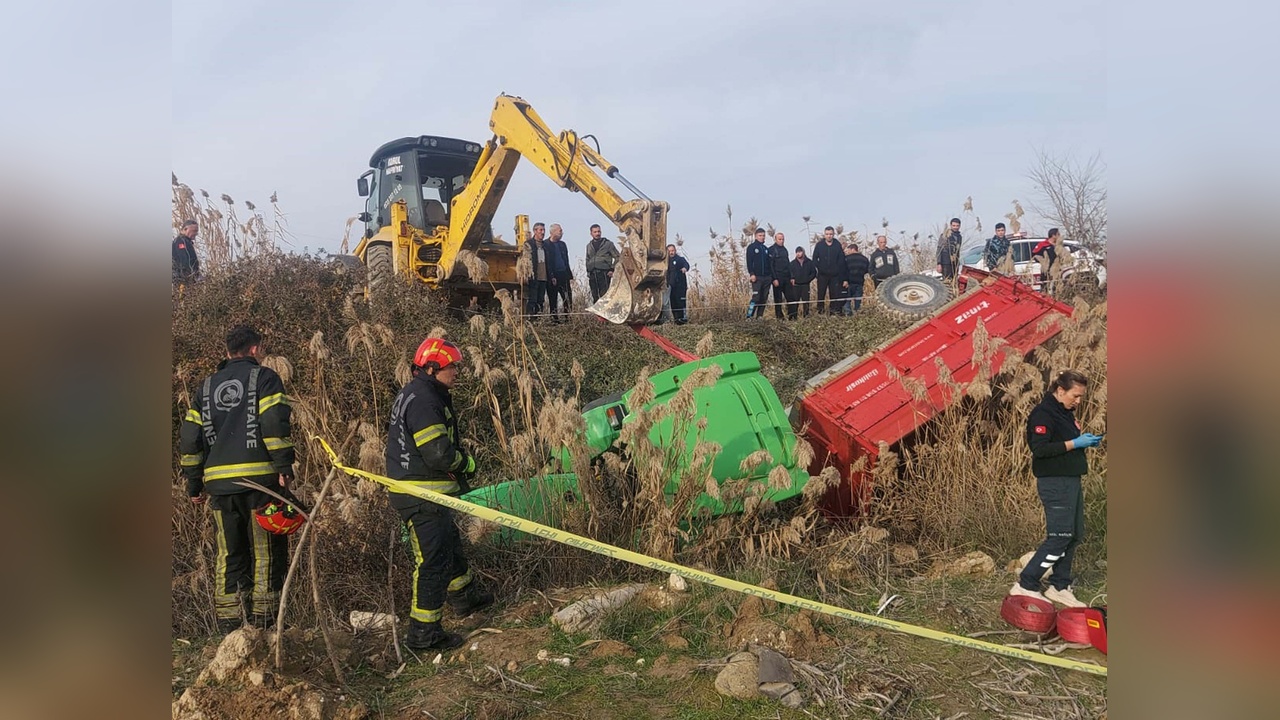 Traktör Devrilmesi Sonucu Dede Hayatını Kaybetti, Torun Kurtuldu