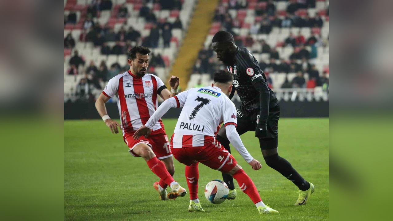 Beşiktaş, Ziraat Türkiye Kupası'nda Sivasspor'u İlk Yarıda Geride Bıraktı