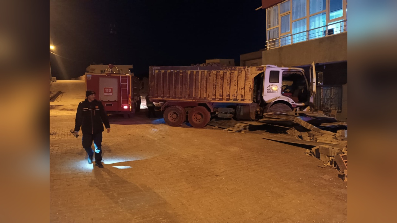 Mardin'de Hafriyat Kamyonu Evine Çarptı: Şoför Yaralı