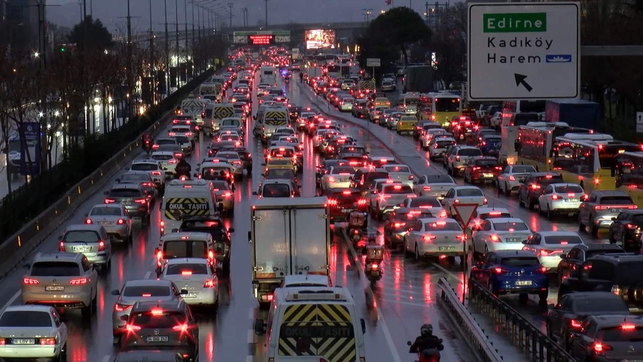 İstanbul'da Trafik Yoğunluğu Artıyor