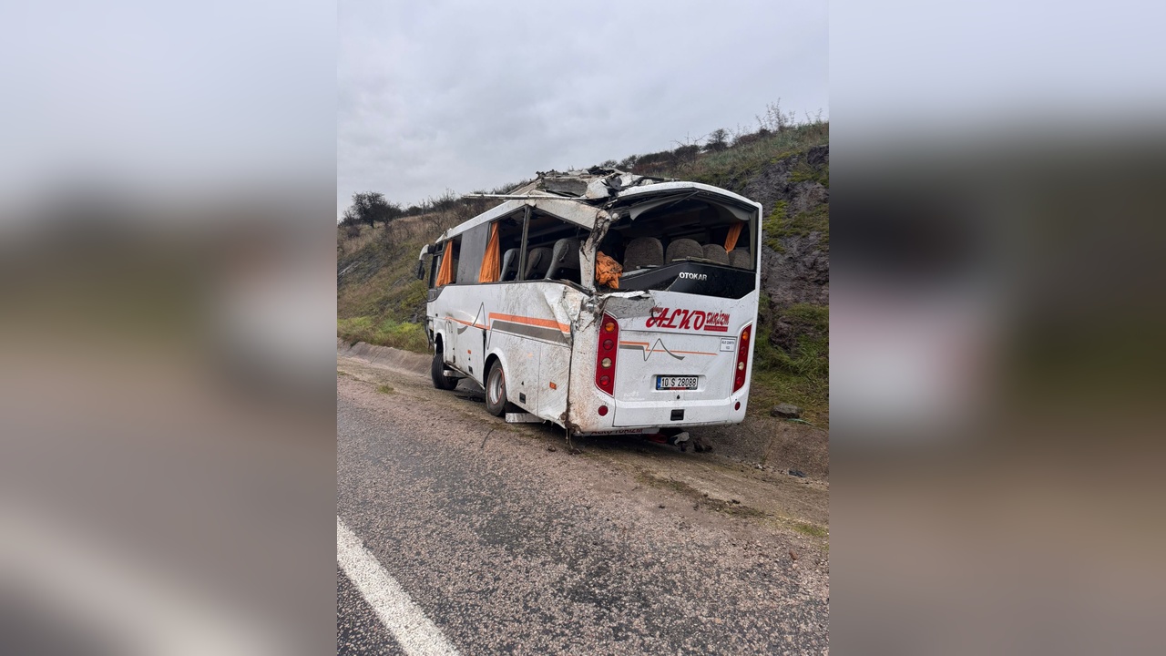 Gönen'de İşçi Servis Midibüsü Kazası: 25 Yaralı